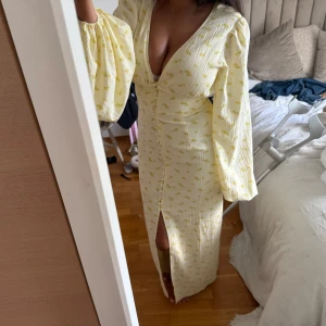 Adooreklänning - Säljer denna trendiga klänning från Adoore som är helt slutsåld på hemsidan🥰den är aldirg använd, bara testad då jag köpte två storlekar och glömde lämna tbx❤️❤️