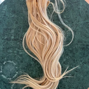 Löshår tejp från Hairtastic  - Tejphår från Hairtastic 100 gram, blont #60 och #P51/60, inköpt i 60 cm men efter några omsättningar är det mer 50 cm. Det har varit isatt i cirka fyra månader men enligt min frisör fortfarande i väldigt bra skick, det är bara att fästa ny tejp och sätta i. Jag har varit väldigt nöjd med det. Nypris 6.700:-. 
