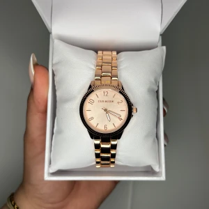 Roséguldfärgad klocka från Steve Madden - Snygg klocka i roséguld från Steve Madden. Den är helt ny och inte ens testad, jag säljer den då jag redan har en liknande! Pris går att diskutera vid snabb och smidig affär🤍
