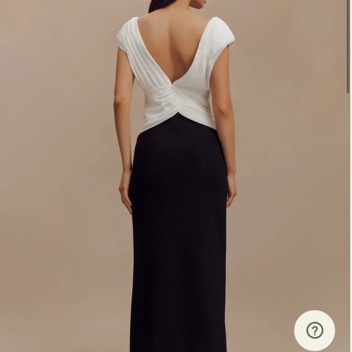 Svartvit långklänning med djup v-ringning - 2