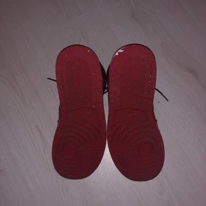 Nike Air Jordan 1 High röd/svart - Säljer ett par Nike Air Jordan 1 High i klassisk röd och svart färg - Model är = Jordan 1 mid reverse bred nypris : cirka 2000kr . Kommer med extra skor snören 