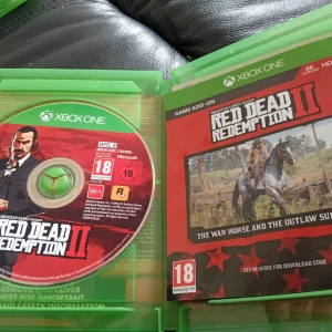 Red Dead Redemption II och call of duty black ops 3 - Säljer  Red Dead redemption 2 och call of duty 3 för xbox one. Spelen är i bra skick, testat och fungerar utan problem. Fodralet är hel och fint kostar 150