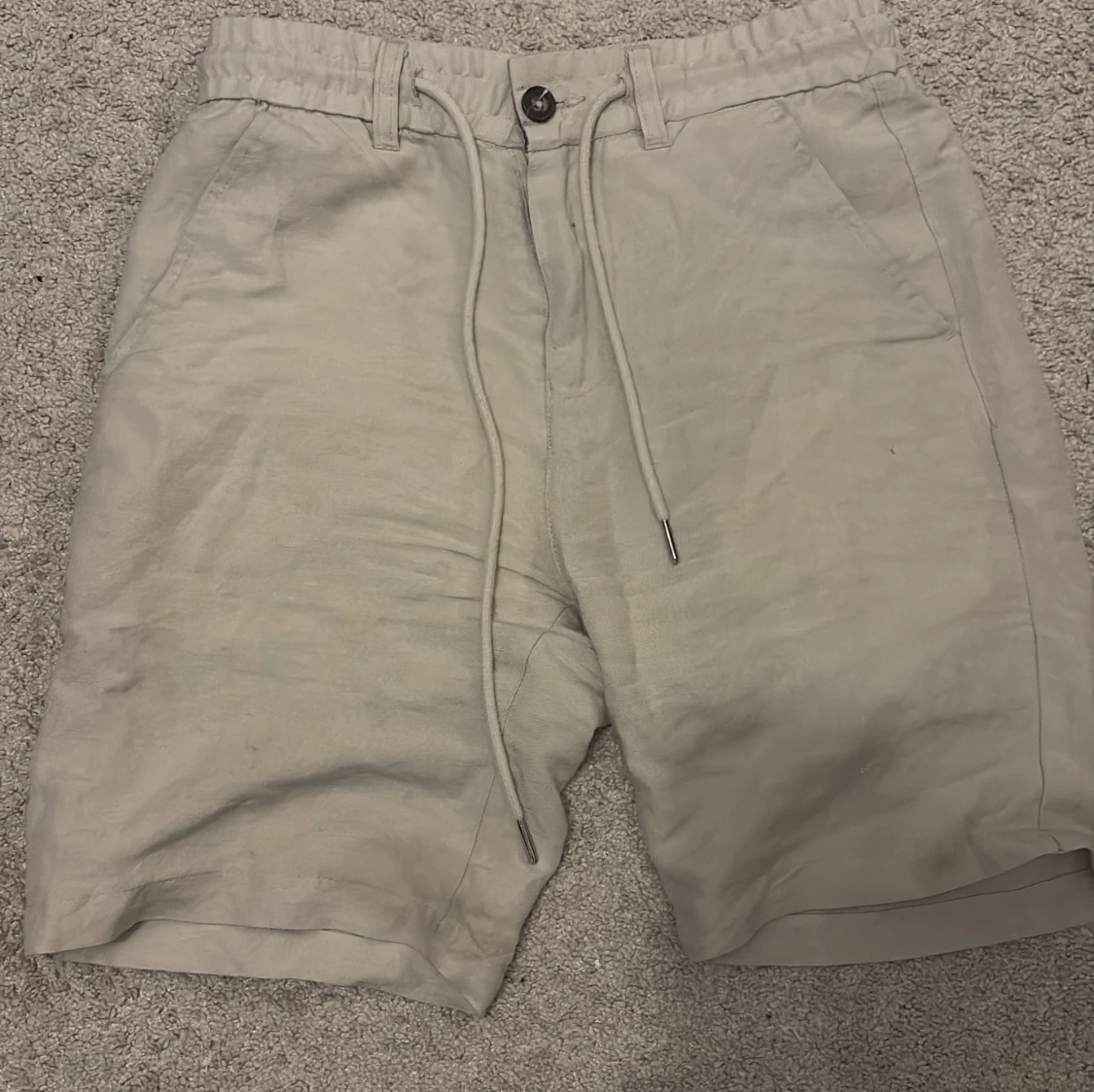 Beige linneshorts med snörning