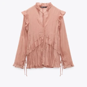 Zara blus  - En jätte fin rosa blus från Zara🩷. Lite tunnare och perfekt nu i sommar och utomlands🏝️🩷🌺Endast använt en gång, stl S!