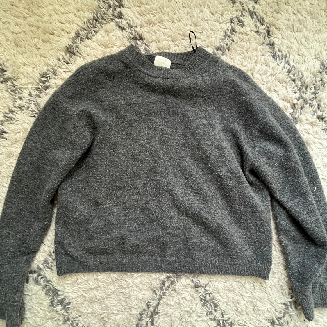 Grå stickad tröja  - 1