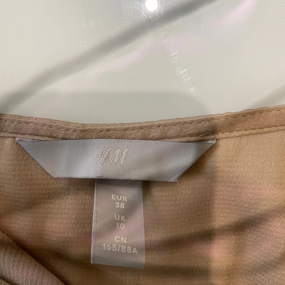 Guldig blus med knytning från H&M - 2