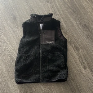Fleece väst - Riktigt fet fleece väst från Jack n Jones.                      Det står 152 men den passar lätt mig som är 168