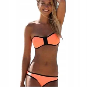 Triangl bikini - Säljer en snygg bandeau bikini topp och underdel från Triangl med svarta kanter. Underdelen är i storlek s och överdelen är l storlek L men känns med som än s-m. Aldrig använd. Pris kan diskuteras vid snabb affär.