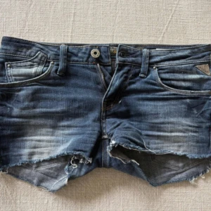 Blå jeansshorts från Replay - Snygga blå låg midjade jeansshorts från Replay, man kan vika upp kanten om man vill ha dom ännu kortare💕skriv om du har frågor 