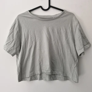 Ljusgrön croppad t-shirt från Lager 157 - Säljer en ljusgrön croppad t-shirt från Lager 157 i 100% bomull. T-shirten har korta ärmar och en enkel, stilren design utan tryck eller mönster. Perfekt till jeans eller shorts för en avslappnad look.