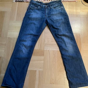 jeans  - straight leg jeans! de är midrise🤗 midja: 38 cm, längd: 94,5 cm (se bilderna) 