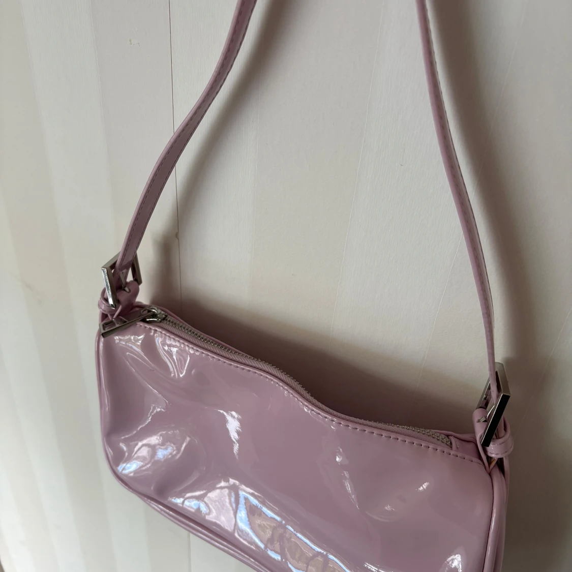 Ljuslila axelväska från Gina Tricot - 1