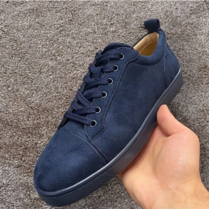 Mörkblå sneakers från Christian Louboutin - Snygga mörkblå sneakers från Christian Louboutin i mocka med klassisk röd sula. Skorna har rund tå, svarta snören och diskret logga på sidan. Perfekta för dig som gillar stilrena och exklusiva sneakers. De flesta storlekar finns tillgängliga. Leverans sker inom 12–15 dagar.