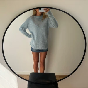 Stickad tröja  - Så nice lite längre stickad tröja i bland annat ull och alpacka ifrån hm ❣️ Storlek M