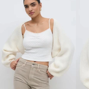 Vit bolero - Superfin vit bolero från gina tricot i mycket bra skick. Skriv för egen bild💖