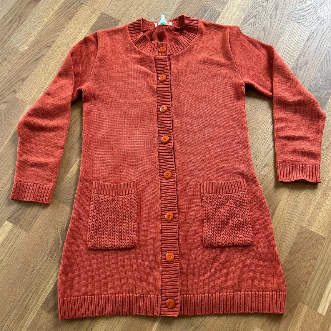 Rostfärgad stickad cardigan från Cissi och Selma