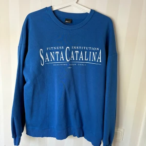 Blå sweatshirt från Gina Tricot - Blå sweatshirt från Gina Tricot i storlek L, använd ett fåtal gånger🌸