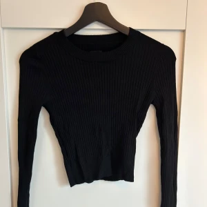 Svart ribbad croppad tröja  - Säljer en svart ribbad tröja från Even&Odd. Tröjan är helt oanvänd!! Stretchigt material. Storlek M
