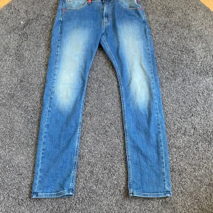 Blå Replay jeans regularfit stl 154-160 - Snygga blå jeans från Replay med klassisk femficksdesign och raka ben. Jeansen har ljusa slitningar framtill och bakfickor med broderad detalj. Tillverkade i slitstarkt denim och passar perfekt till en avslappnad och grisch stil. Bältet medföljer i priset! Skriv vid minsta fundering eller för mer bilder😃