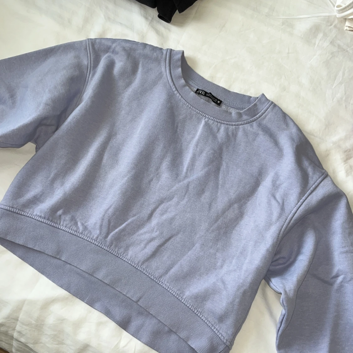 Ljuslila croppad sweatshirt från Zara