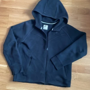 Svart nike tech hoodie - Svart Nicke tech hoodie. Listpris:999kr men jag säljer för ändrat 270kr. Tröjan är storlek XL i barn. Kontakta vid minsta fundering. 