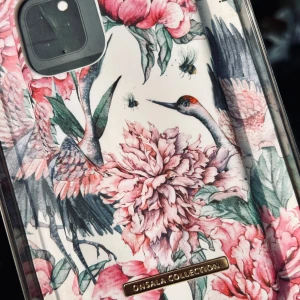 Mobilskal från Onsala Fashion Edition till iPhone 11! - Magnetiskt mobilskal från Onsala Collection Fashion Edition för IPhone 11/11 PRO. Skalet kan användas med andra magnetiska tillbehör som exempelvis plånböcker och bilhållare.  Kompatibel med Gear Onsala Magnetic Wallet (iPhone 11) Har inbyggd magnet. Oanvänt.