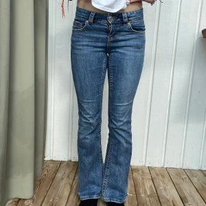 Mörkblå bootcut jeans - Low waist bootcut jeans från Gina tricot. Skriv för mått och mer info!