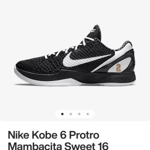 Nike Kobe 6 Protro Mambacita Sweet 16 - Säljer ett par Nike Kobe 6 Mambacita Sweet 16. Fick dem här skorna i present är knappt använda då jag har växt ut ur skorna de är 8/10 skick storlek 41 har riktigt skobox/kartong till skorna. Priset kan diskuteras 