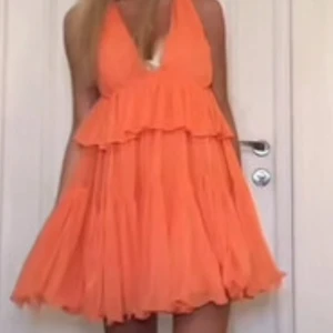 Orange klänning  - Från asos aldrig använd storlek S.