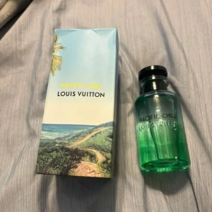 Louis Vuitton Pacific Chill Eau de Parfum - OBS!! (DET ÄR ETT OÖPPNAT PACKET)Fräsch parfym från Louis Vuitton, Pacific Chill, i en stilren grön glasflaska med svart lock. Kommer med originalförpackning och exklusiv rund vit förvaringsask. Flaskan rymmer 100 ml Eau de Parfum och har en modern, lyxig känsla.