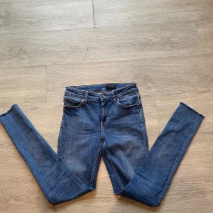 Blå slim jeans från tiger of Sweden - Snygga blå Slim jeans från Tiger of Sweden👏 Storleken är 27/30 och modellen är Slim👍 Skriv till mig vid minsta lilla fundering✅