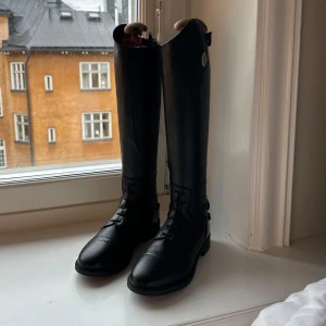 Svarta ridstövlar från crw - Super fina ridstövlar i stolek 36 från crw, hööks. orginalpris 1199kr