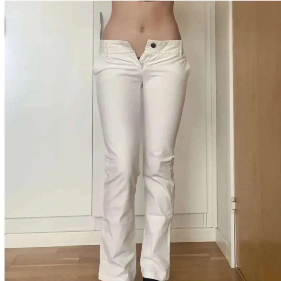 Vita bootcut byxor med fickdetaljer - 1