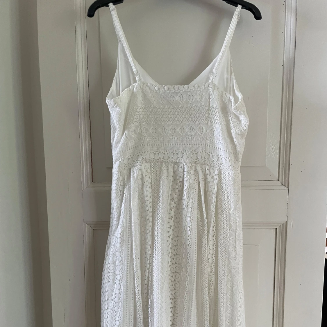 Vit spetsklänning med smala axelband - 1
