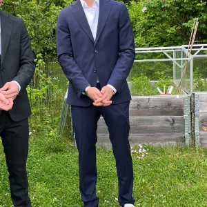 Mörkblå kostym Oscar Jacobson - Ny med prislapp andvänt endast en gång, nypris 6000kr perfekt till alla möjliga tillställningar 