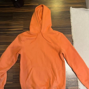 Orange hoodie från H&M XS - Snygg orange hoodie från H&M i relaxed fit. Den är använd bara EN gång, så den är som ny. Snygg och billig, det kan inte bli bättre! 50kr + frankt, alltså ingår inte frakt i priset. 