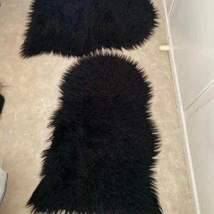Konstfäll/ päls mattor  - 2 st Jättefina varma och tjocka konstfäll som är köpta från rusta för flera år sen. Längd: 85cm Bredd: 60cm 
