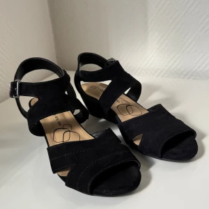 Kvinnor Sandaler/ klackar - Säljer ett par kvinnor sandaler/ klackar från DS i svart färg med super bra kvalité och aldrig använda helt nya utan original förpackning och kvitto  Storlek 37 på klackarna och är du intresserad är det bara att höra av och snabba leveranser