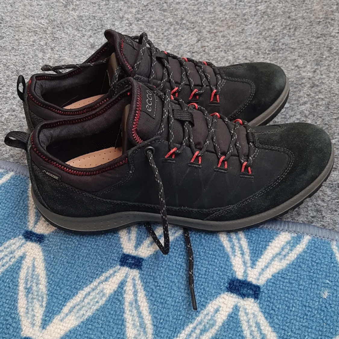 Svarta sneakers från ECCO med röda detaljer - 2