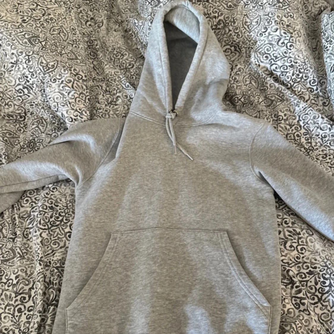 Grå hoodie med Mi Amor-tryck - 1