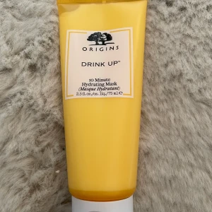 Origins Drink Up Hydrating Mask - Origins Drink Up 10 Minute Hydrating Mask i en solgul tub på 75 ml. Masken är återfuktande och perfekt för att ge huden en snabb boost. Kommer i en smidig plastförpackning med vit kork och har en fräsch känsla.