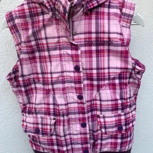 Vintage 2000-tals rosa dunväst 💓 - Jättefin rosa dunväst, bevarad från tidigt 2000-tal. Köptes secondhand- har inga defekter eller fläckar ❤️ Märke: Esprit Sport. Storlek: passar Xs-m (har personligen S och den passar). Kom gärna med prisförslag!!❤️❤️