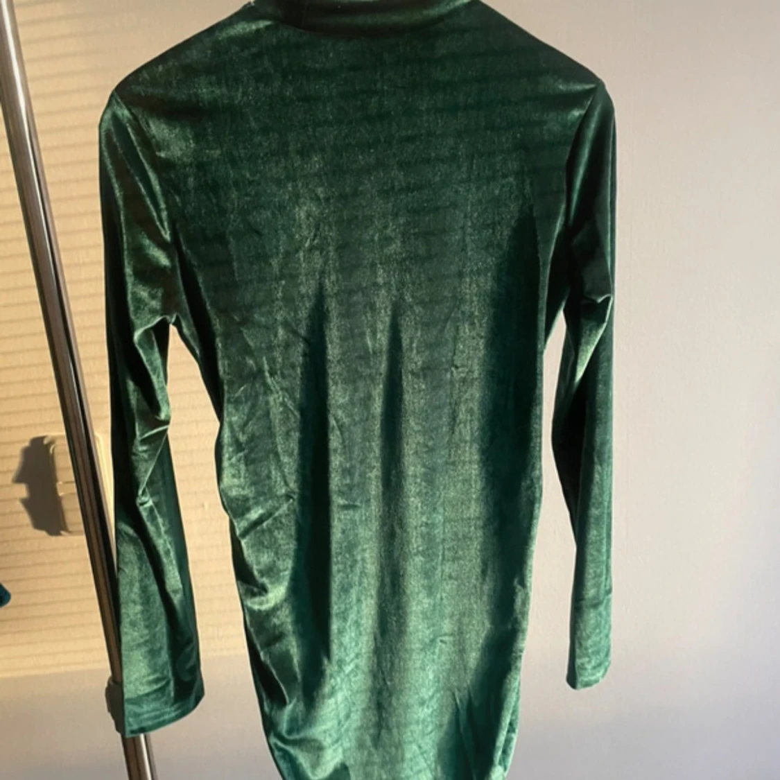 Grön sammetsklänning med lång ärm - 1