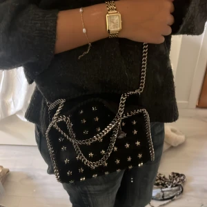 Stella McCartney svart axelväska med stjärnor mini - Super snygg stella mc väska som jag haft ett långt tag nu, är inte 100% på om den är äkta men tror det, super skick förutom att en stjärna på utsidan saknas. Kort och dustbag följs med. Skicka gärna prisförslag!