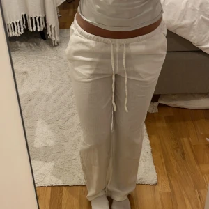 Vita linnebyxor  - Säljer ett par vita linnebyxor. Byxorna har sidfickor och perfekta för sommaren. Lätta och luftiga i materialet. Nästan aldrig använda, alltså mycket bra skick! 