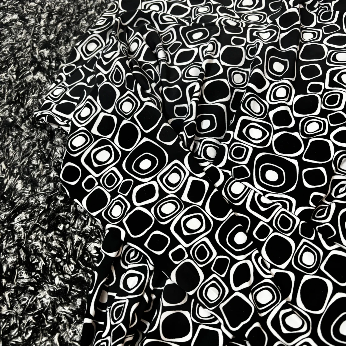 Svartvit mönstrad omlottklänning - 2