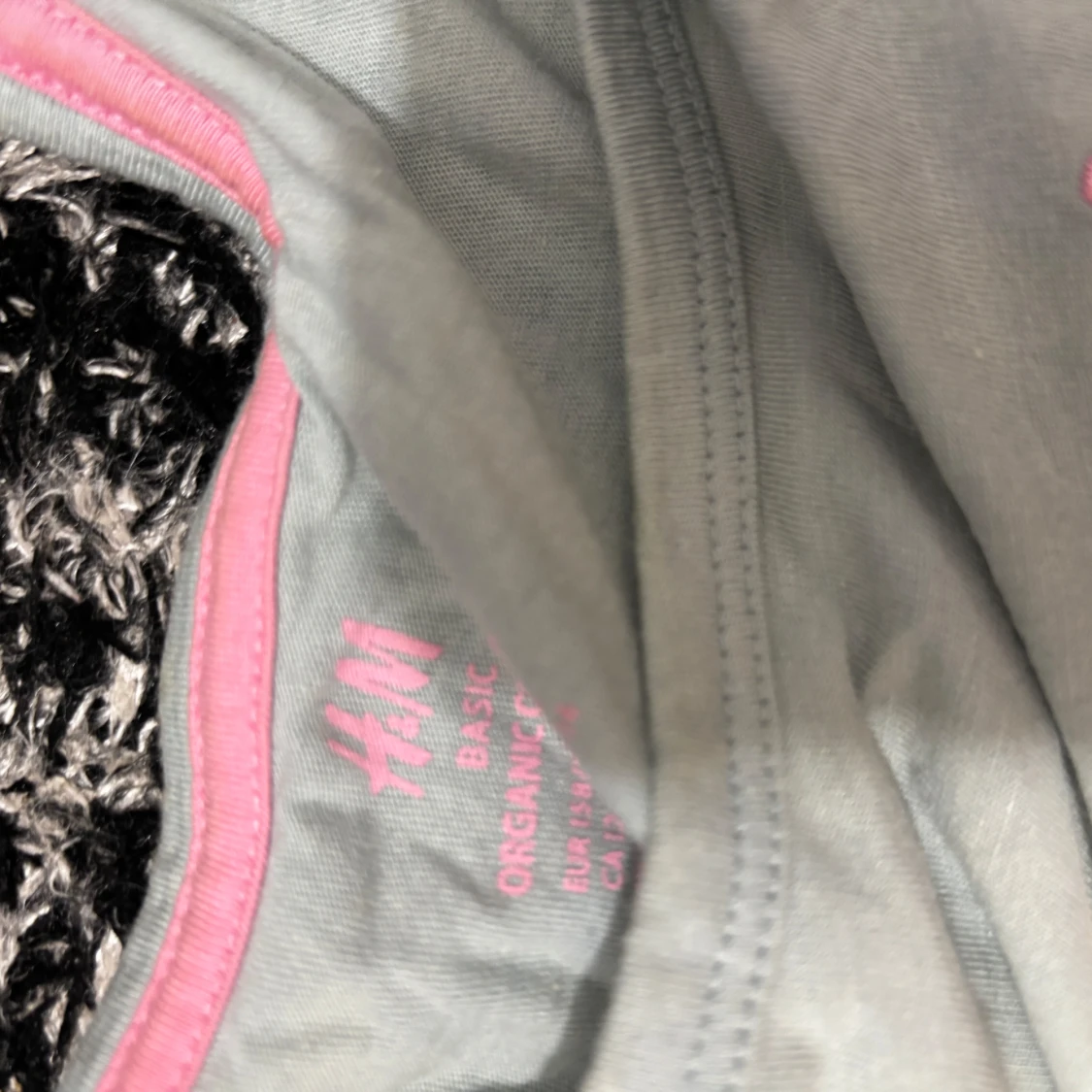 Ljusgrå t-shirt med rosa broderi från H&M - 3