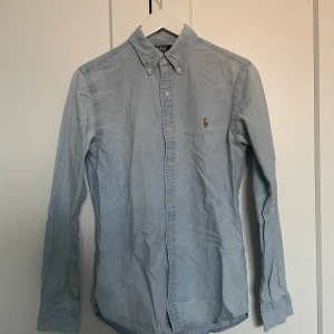 Ljus blå polo Ralph lauren skjorta  - Vi säljer en ljus blå Ralph lauren skjorta i st S för ett lågt pris, pris kan diskuteras vid en snabb och smidig affär 