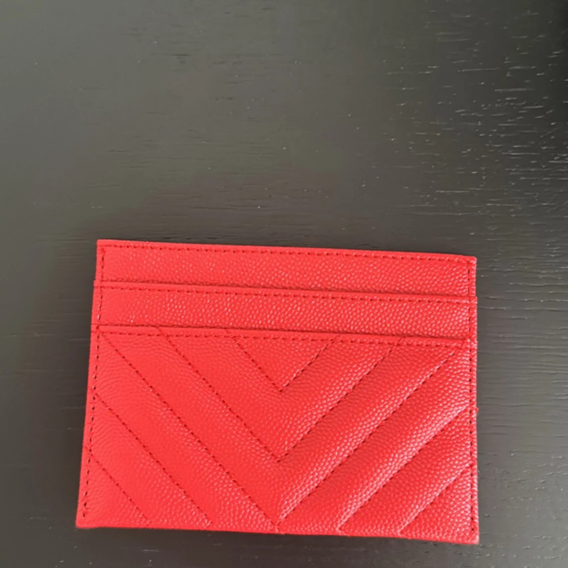 Elegant röd korthållare i skinn – stilren design - 1