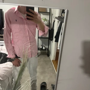 Rahlp lauren skjorta  - Fin skjorta i bra skick inte struken på bilden så ser ganska skrynklig ut. Men den är i toppskick.